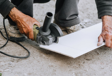 Guide de l’Artisan : Techniques de Découpe et Outillage de Précision pour le Profil Mural Maroc