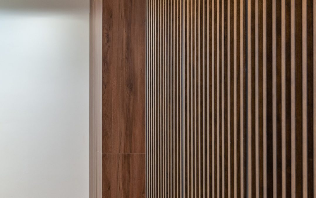 Panneaux à tasseaux de bois vs Finitions murales traditionnelles : Quel est le meilleur choix pour un intérieur moderne ?