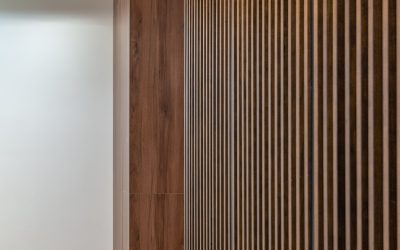 Panneaux à tasseaux de bois vs Finitions murales traditionnelles : Quel est le meilleur choix pour un intérieur moderne ?